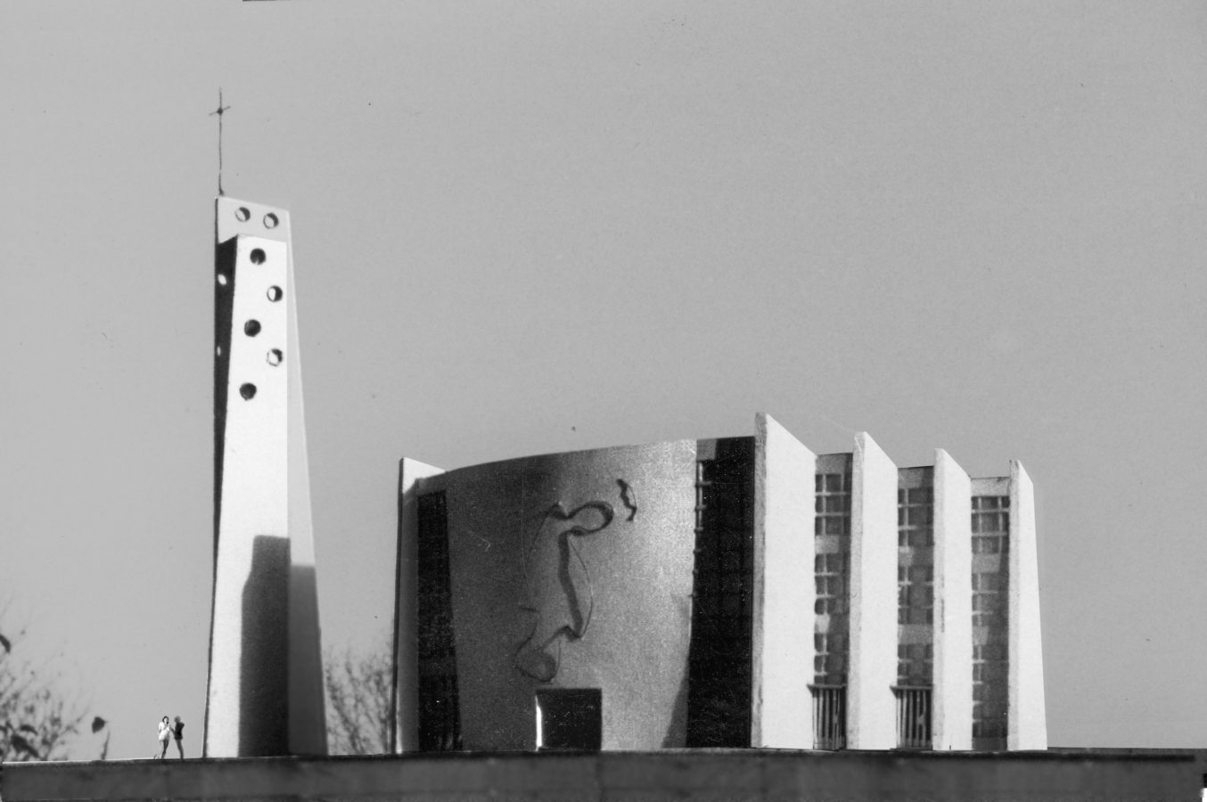 ZWEI KIRCHEN, EIN WOHNHAUS